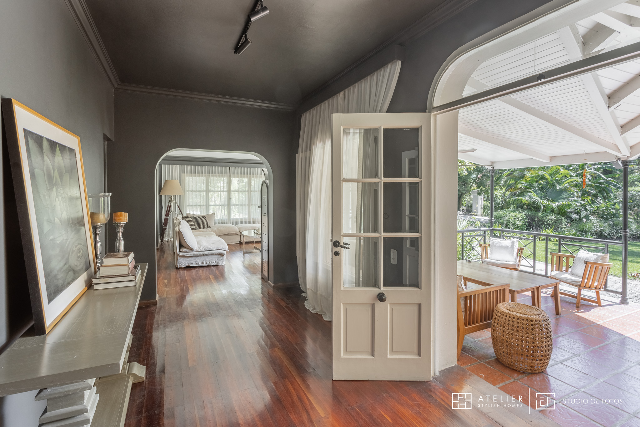 Fotografía profesional del interior y parte del exterior casa en un country de Yerba Buena, Tucumán